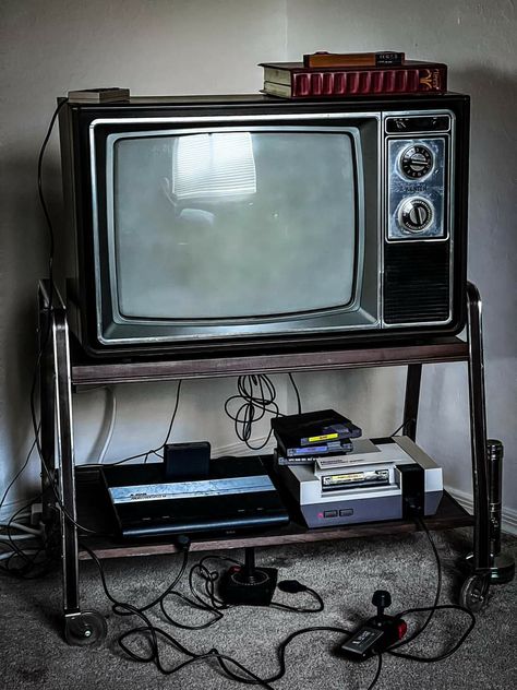 Tv Old Aesthetic, Old Box Tv, Retro Television Aesthetic, Retro Tv Box, 70 House, Old Television Aesthetic, 90s Tech, 80s Furniture, 80s Television Set