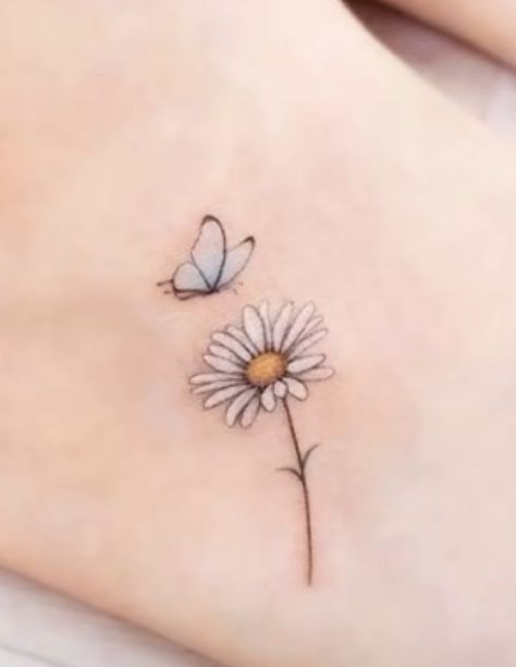 Butterfly Landing On Flower Tattoo, Minimal Daisy Tattoo, Charlotte Tattoo, Pastel Tattoo, Daisy Tattoo Designs, Tattoo Mini, Insect Tattoo, Daisy Tattoo, Butterfly Tattoos