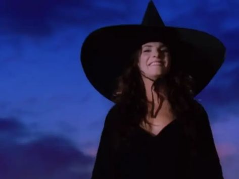 Practical Magic Photoshoot Ideas, Sally Practical Magic Outfits, Nicole Kidman Practical Magic Hair, Practical Magic Outfits, Black Soap Recipe, Sandra Bullock Nicole Kidman, Kim Delaney, Goran Višnjić, Magic Skirt