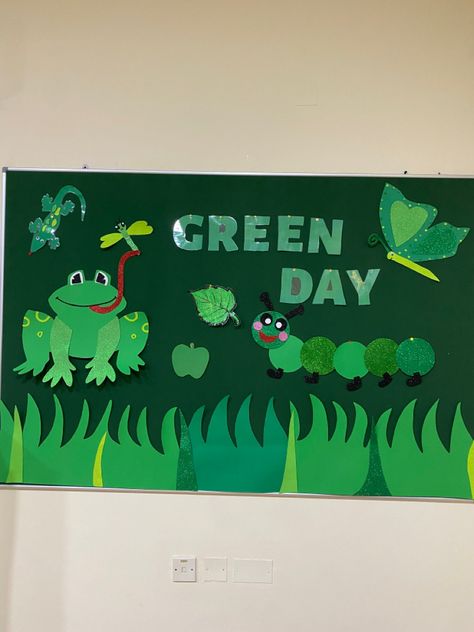 Green Day Chart For School, Green Day Board Decoration For Preschool, Green Day Board Decoration, Green Colour Craft For Kids, Green Day Decorations For Kindergarten, Green Day Ideas For Preschool, Green Colour Day Decoration In School, Green Colour Day Activities For Kids, Green Day Activity For Preschool