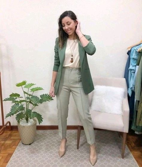 Fashionable Work Outfit, Office Casual Outfit, Professional Outfits Women, Business Outfits Women, Office Outfits Women, Business Casual Outfits For Work, Green Blazer, Classy Work Outfits, Stylish Work Outfits