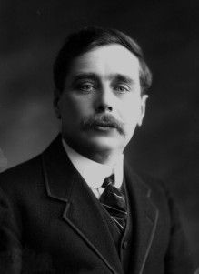 H.G. Wells (1866–1946) by Bassano Ltd, 1911, NPG x16751, © National Portrait Gallery, London; used with permission. Hg Wells, Best Books For Teens, H G Wells, Word Count, Alien Invasion, Donna Tartt, The Time Machine, Invisible Man, Writers And Poets