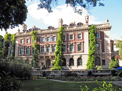 The Carnegie Mansion, now the Cooper-Hewitt National Design Museum. Nyc Mansions, Upper East Side Apartment, Vanderbilt Mansions, Mansion Exterior, Andrew Carnegie, Big Building, Old Mansions, Architecture Model Making, Gilded Age