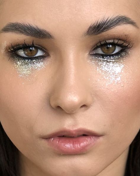 Euphoria Makeup Looks Glitter, Grunge Sparkle Makeup, Sparkling Makeup Glitter, Glitter Looks Make Up, Sparkle Tears Makeup, Makeup Sparkle Glitter, Grunge Festival Makeup, Makeup Ideas Glitter Sparkle, Glitter Eye Makeup Euphoria