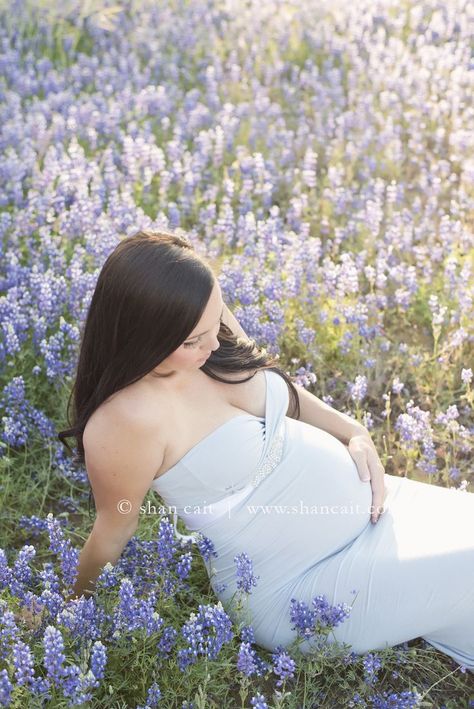 Field Maternity Photoshoot, Spring Maternity Photos, Boho Maternity Photos, Maternity Photography Poses Outdoors, Floral Field, Outdoor Maternity Photos, Maternity Photography Outdoors, Maternity Photography Poses Pregnancy Pics, Family Maternity Photos