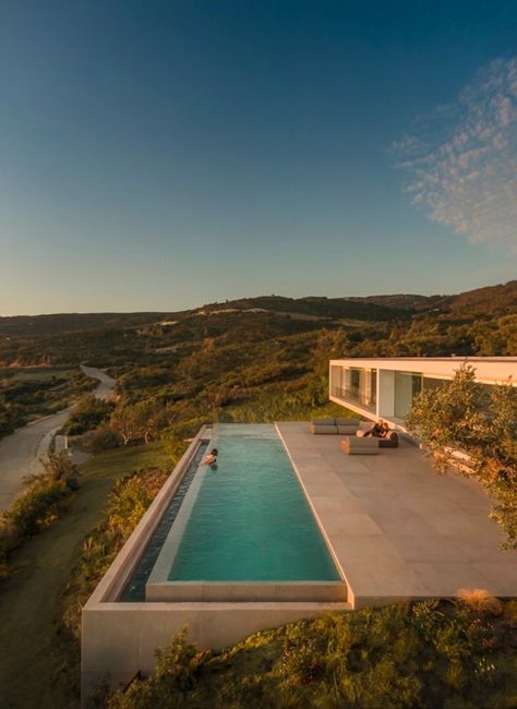 La casa «en el aire» de Fran Silvestre Arquitectos en las costas de Zahara de los Atunes | Experimenta Fran Silvestre, Greek House, Pool Lights, Luxury Pool, Valencia Spain, City House, False Ceiling, Dream House Exterior, Structural Engineering