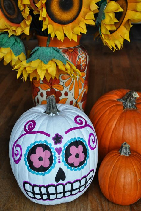 Sugar Skull Pumpkins Day Of The Dead Pumpkin, Mickey Minnie Love, Sugar Skull Pumpkin, Day Of The Dead Diy, Decorated Pumpkins, Diy Halloween Dekoration, Pumpkin Decorating Ideas, Den Mrtvých, Pumpkin Decorating Contest