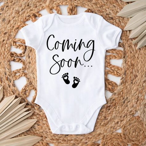 Break the big news of your pregnancy announcement with this perfect baby onesie®. This is a personalized custom pregnancy announcement for the whole family. Onesie® comes in two colors, Black or White and two sizes of your choice. This can be ordered in just the onesie® or you can add the custom box with personalized name and cute note of your choice. The box size is 6x5x2 with shredded colored stuffing for a cute touch to your adorable baby announcement. We use high quality, soft flex vinyl whi Pregnacy Announcments Boxes, Onsie Pregnant Announcement, Baby Onsie Announcement Ideas, Gender Reveal Onesie Ideas, Baby Announcement Onsies Ideas, Pregnancy Announcement To Kids, Baby Onesies Announcement, Coming Soon Onesie, Surprise Baby Announcement