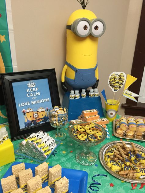 Candy Table Minion Snacks, Minions Desserts, Minion Candy, Minion Party Theme, Minion Banana, Minion Birthday Party, Minion Birthday, Minion Party, Snack Table