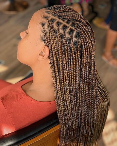 Aysha on Instagram: “Small KNOTLESS braid 📲 2023528401 text for book  #silverspring #silverspringbraids #neatbraider #neatbraidstyles #marylandbraider…” Knotless Braids With Color, Braids With Color, Colored Box Braids, Knotless Box Braids, Colored Braids, Box Braids Hairstyles For Black Women, Braids Hairstyles Pictures, Pelo Afro, Short Braids