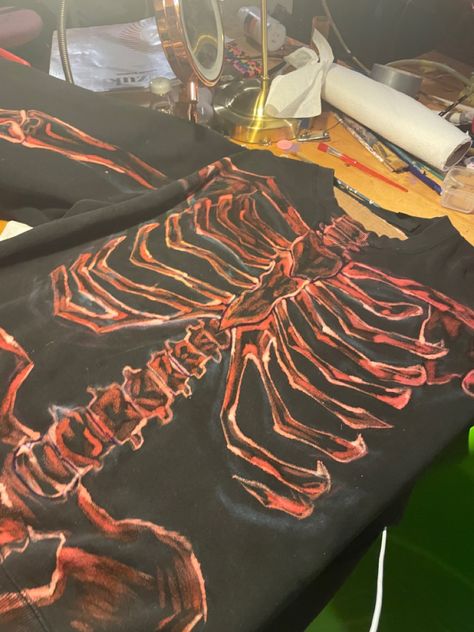 Pink Bleached Shirt, Bleach Dye Pants, Bleach Art Clothes Grunge, Bleached Tshirt Ideas Grunge, Bleach Dye Shirts Ideas, Skeleton Bleach Hoodie, Bleach Painting Hoodie, Skeleton Bleach Shirt, Bleach Tee Shirt Ideas