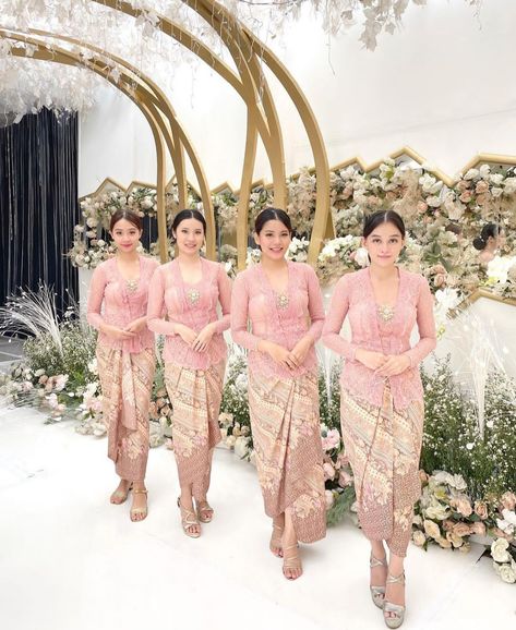 Bridesmaid Songket, Yearbook Pose, Bridesmaid Kebaya, Kebaya Songket, Model Dress Kebaya, Javanese Wedding, Nikah Outfit, Dress Kebaya, Gamis Dress