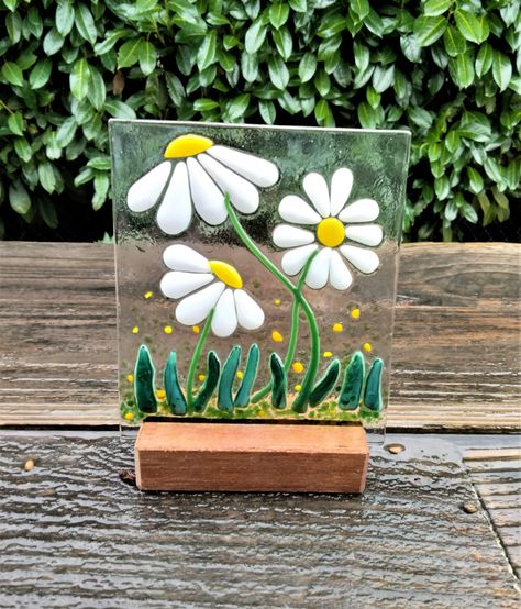 Fused Glass Daisy, Fused Glass Flowers Ideas, Fused Glass Wall Art, Glass Fusion Ideas, Fused Glass Artwork, Fused Glass Ornaments, Glass Fusing Projects, Glass Art Projects, Stained Glass Suncatchers