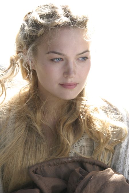 Natalie? Slightly skinnier face, bigger eyes.  Sophia Myles (Madame de Pompadour from Girl in the Fireplace) Tristan And Isolde Movie, Tristan Isolde, Sophia Myles, A Discovery Of Witches, Legolas, High Fantasy, Pompadour, Looks Vintage, Rapunzel