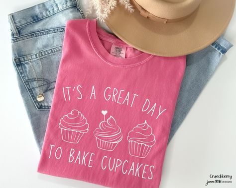 cupcake shirt, Comfort Colors baking enthusiast tshirt, gift for baker, bake t shirt, cake decorator tee, pastry chef t-shirt, bakery lover by jammCrewDesigns on Etsy Cupcake Shirt, Shirt Cake, Magnolias Bakery, Cake Decorator, Pastry Chef, Business Ideas, Comfort Colors, Cake Decorating, Cupcake