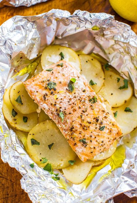 Potato Foil Packets, Salmon Foil Packets, Clean Eating Baking, Foil Packet Dinners, Baked Fish Recipes, Foil Pack Meals, Foil Dinners, Foil Packet Meals, Foil Packet