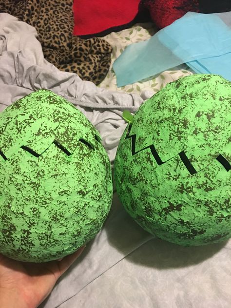 Dinosaur Egg gift bags! I paper mâchéd regular balloons and painted them with a base color then used a painting sponge to get them speckled. I cut zigzag almost completley around and left an inch or two in the back so the lids will stay on. I hot glued a  ribbon on the inside of the hinge to give it more stability and try to keep the lids from ripping off. Put a sheet of tissue paper in each one and then fill them with goodies. I printed out each childs name and glued it on each egg (notshown) Dino Eggs Diy, Dinosaur Eggs Diy, Dino Egg Photo Prop, Dinosaur Egg Decor, Dinosaur Egg Party Favor, Dino Eggs, Dinosaurs Preschool, Dinosaur Eggs, Dinosaur Costume