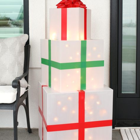 How-To: Giant Light Up Christmas Presents | Duck Brand Light Up Christmas Presents, Light Up Presents, Christmas Present Boxes, Diy Christmas Presents, Duct Tape Crafts, Decorative Ideas, Diy Outdoor Decor, Christmas Projects Diy, Duck Tape