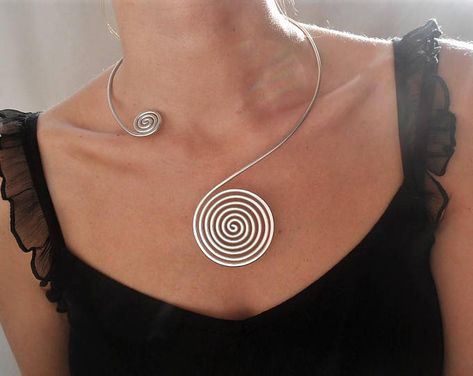 Chain Chokers, Chokers Necklace, Wire Jewelry Patterns, Spiral Necklace, Aluminum Jewelry, Bijoux Fil Aluminium, Diy Jewelry Inspiration, Necklace Collar, Wire Jewelry Designs