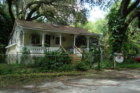 Homosassa, Florida: Old Fishing Village and River Heritage Old Florida Architecture, 80s Florida Aesthetic, Gothic Florida, Old Florida Aesthetic, Rural Florida, Old Florida Home, Swamp Magic, Old Florida Decor, Florida Gothic