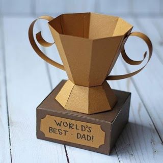 Aprende cómo hacer un trofeo de regalo para el día del padre ~ lodijoella Paper Trophy, Safari House, Handmade Father's Day Gifts, Dad Crafts, Birthday Card Craft, Diy Father's Day Gifts, Father's Day Diy, Dad Day, Fathers Day Crafts