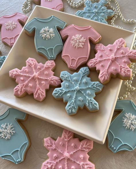 Custom cookie decorator (@thecookiejarbakeshop) • Fotos y videos de Instagram Winter Gender Reveal Cookies, Gender Reveal Cookies, Custom Cookie, Queens Ny, Baby Shower Winter, Winter Baby, Custom Cookies, Gender Reveal, Baby Shower