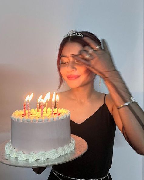 Himadri Lekhok♎️ on Instagram: "My fav holiday♎️ (10/10)" Picture With Cake Birthday, Birthday Cake Picture Ideas, Birthday Portrait Ideas, Poses With Cake, Birthday Poses With Cake, Bday Pics Ideas, Birthday Fotos, Birthday Photo Inspo, Birthday Pose