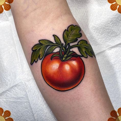 𝕵𝖊𝖘𝖘𝖎 𝕷𝖆𝖜𝖘𝖔𝖓 🌙 on Instagram: “Cute Tomato for Madeline, a tribute for her grandma ☺️ - - - - - #tomato #tomatotattoo #veggietattoo #ilovevegetables #fruittattoo…” Tomato Tattoo, Vegetable Tattoo, Cute Tomato, Chef Tattoo, Fruit Tattoo, Garden Tattoos, Food Tattoos, Harry Potter Tattoos, Plant Tattoo