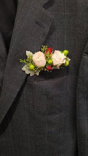 Pocket Boutonniere Simple, How To Make A Pocket Boutonniere, Black Suit White Shirt, Pocket Boots, Wedding Flower Arrangements Table, Pocket Boutonniere, Buttonhole Flowers, Pocket Square Wedding, Button Holes Wedding