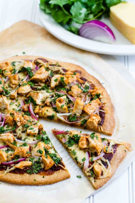 21 Easy Weeknight Paleo and Low Carb Dinners Paleo Pizza Recipes, Paleo Pizza Crust, Dinner Paleo, Barbecue Chicken Pizza, Paleo Pizza, Bbq Chicken Pizza, Superbowl Snacks, Low Carb Pizza, Easy Paleo