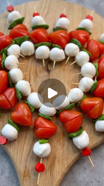 Heart Caprese, Caprese Wreath, Party Canapes, Tomato Skewers, Charcuterie Display, Caprese Skewers, Charcuterie Plate, Alice Tea Party, Easy Eat