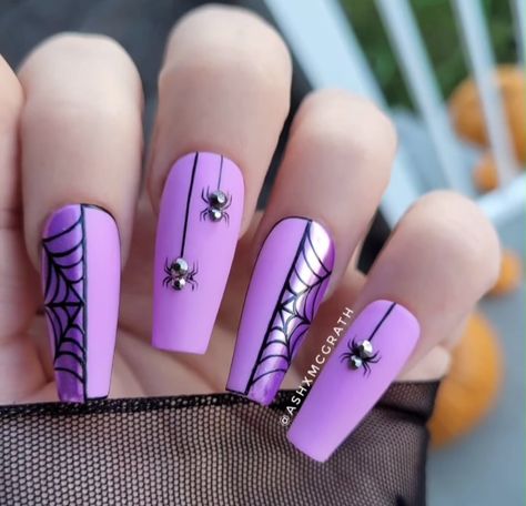 Cute Spider Nail Art, Black Halloween Nails Spider Webs, Fun Halloween Nail Art, Gem Spider Nails, Cute Spider Nails, Spider Nails Gel, Halloween Nails Spiders, Spider Gem Nails, Purple Spider Nails