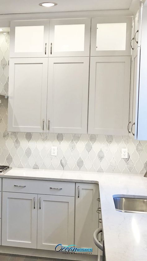 Mermaid Tile Splash Back, Msi Backsplash Tile, Marble Countertop With Backsplash, Backsplash Kitchen Easy To Clean, Grey Kitchen Cabinets Backsplash Ideas, Teardrop Tile Backsplash, Teardrop Backsplash Kitchen, Grey Cabinets Backsplash Ideas, Backsplash For Grey Cabinets