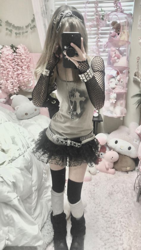 Pink Emo Clothes, Pink And Black Alt Outfit, All Black Alt Outfit, Fashion Nonbinary, Kawaii Grunge, 일본 패션, Kawaii Fashion Outfits, Emo Grunge, Swaggy Outfits