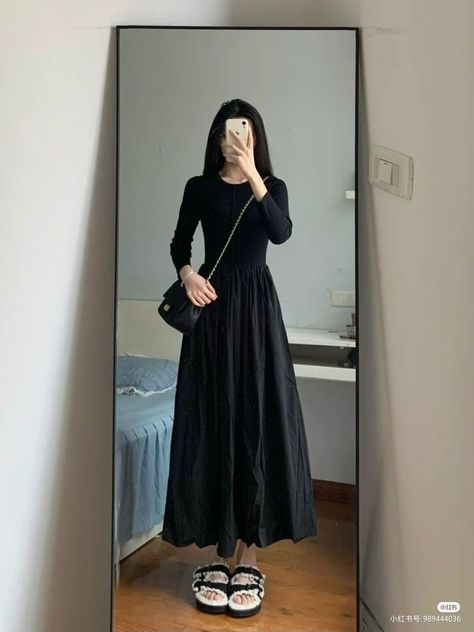 Black Flare Skirt Outfit, Black Flowy Skirt Outfit, Modest Classy Outfits, Simple Black Outfits, Long Flare Skirt, Membentuk Alis, Long Skirt Outfits, Clothes Korean Style, Casual College Outfits