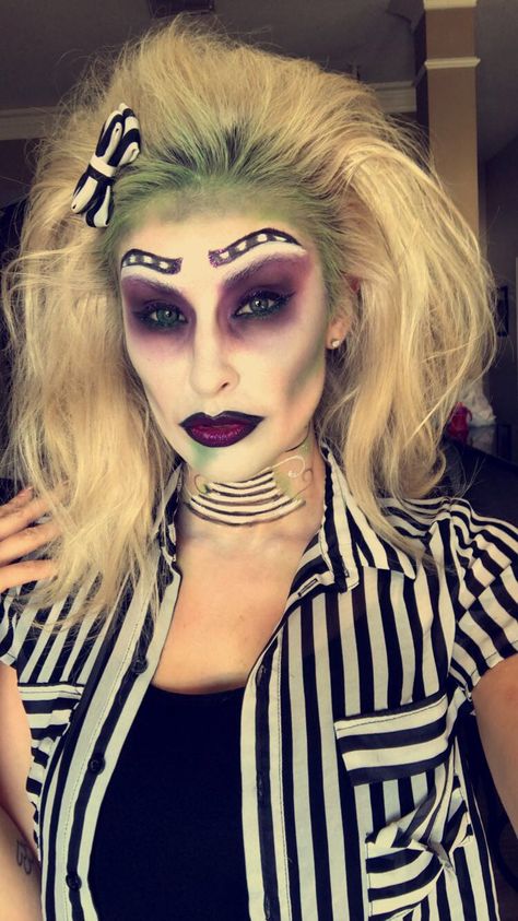 Beetlejuice-ette Halloween Makeup 🖤💚 Creature Makeup, Spooky Halloween Makeup, Juice Party, Beetlejuice Makeup, Unique Lipstick, Beetlejuice Costume, Beetlejuice Halloween, Hallowen Ideas, Halloween Idea