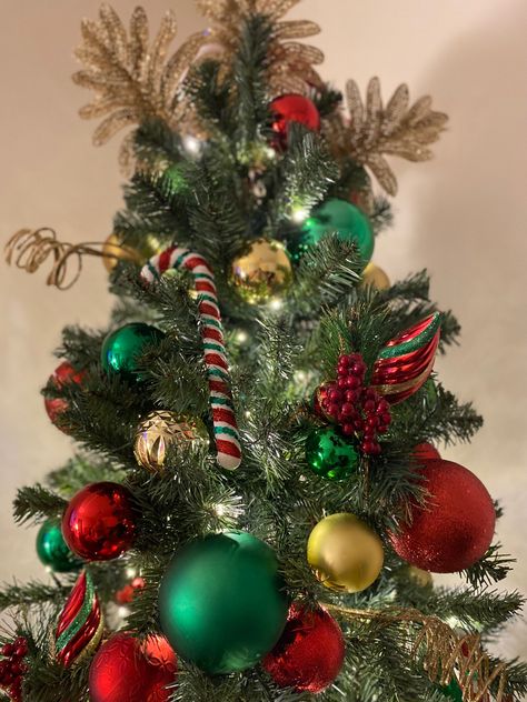 Green And Gold Christmas Tree, Red Green And Gold Christmas, Green And Gold Christmas, Christmas Tree Gold, Green Inspo, Red And Gold Christmas Tree, Christmas Tree Red, Traditional Christmas Tree, Gold Tree