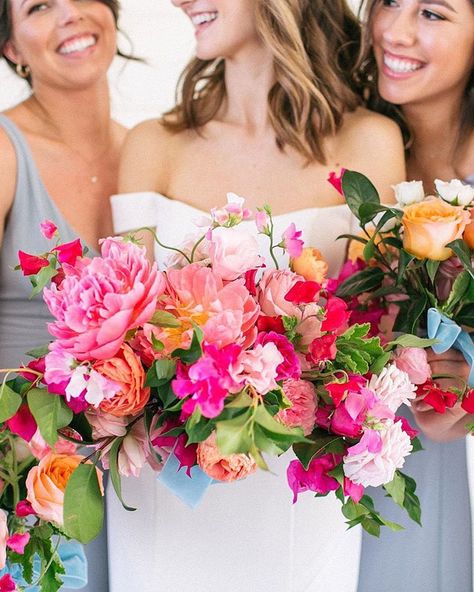 Wedding Colors – Popular Palettes And Trends for 2020 / 2021 ★ wedding colors Mint Green Peach Pink Watermelon Pink bride with bridesmaids flowers Watermelon Wedding, Bride With Bridesmaids, Bright Pink Wedding, Bridesmaids Flowers, Wedding Flower Trends, Pink Wedding Colors, Best Wedding Colors, Orange Bouquets, Hot Pink Weddings