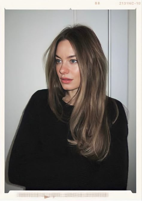 Camile Rowe Hair, Camille Rowe Face, Camille Rowe 2023, Tousled Mid Length Hair, Effortless Long Hair, Cool Light Brunette Hair Color, Long Effortless Hair, Cool Neutral Hair Color, Quiet Luxury Hair Color