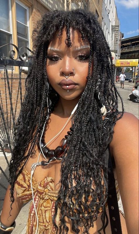 Erykah Badu Makeup, Erykah Badu Braids, Alt Black Hairstyles, Unique Black Hairstyles, Partial Locs, Punk Braids, Layered Braids, Shaman Woman, Goddess Braids Hairstyles