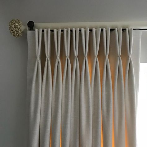 Tracked pole with double pleat heading. Pinch Pleat Drapes, Classic Style Interior, Curtains Pictures, Drapery Styles, Pleated Drapery, Pleat Curtains, Curtain Headings, Curtain Styles, Plain Curtains