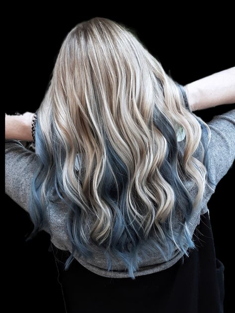 #coolblond #balayage #moneypiecehighlights #haircolorists #balayagesalon #friseursiedesbeck #amerang #münchen #traunstein 

Mehr von uns auf Instagram @friseur_siedesbeck Blue Hair Color Highlights, Moneypiece Highlights, Blue Tips Hair, Highlights Blue, Hair Color Blonde Highlights, Dyed Blonde Hair, Blonde Hair Girl, Dirty Blonde Hair, Ash Blonde Hair