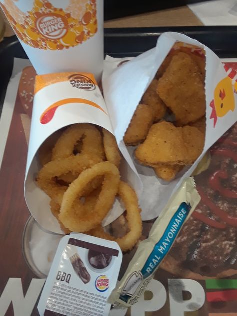 Burger King Chicken Nuggets, Dinner Meals, Chicken Nuggets, Bee Happy, Onion Rings, Burger King, Bbq Sauce, Food Ideas, Takeout Container