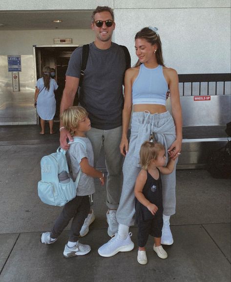 Matching Family Summer Outfits, Lauren Ireland Style, Family Airport Outfits, European Vacation Outfits, Fam Goals, Lauren Ireland, Airport Chic, Ireland Fashion, Europe Travel Outfits