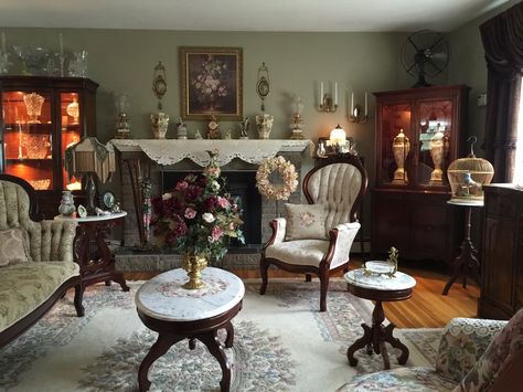 Victorian Themed Living Room, Victorian Era Apartment, Vintage Parlor Room, Victorian Autumn Decor, 1910s Living Room, 1890s Living Room, 1900s Decor Interior Design, Victorian Sitting Room Vintage, 1800s House Interior Victorian