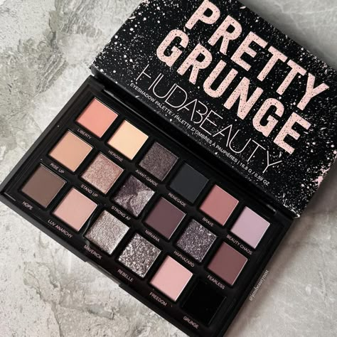 Pretty Grunge Huda Beauty, Face Chains, Shadow Eye Makeup, Huda Beauty Palette, Revolution Eyeshadow, Makeup Pallets, Makeup Eyeshadow Palette, Edgy Makeup, Makeup Wishlist