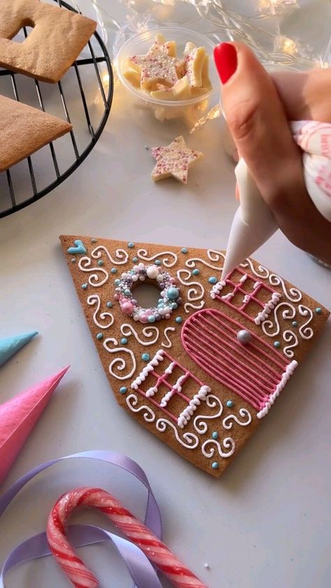 Gingerbread House In A Jar, Non Candy Gingerbread House, Gingerbreadhouse Christmas Decor, Gingerbread House Sweets, Gingerbread Houses Template, Ginger Bread House Party Decorations, Hosting Gingerbread House Decorating Party, Little Gingerbread Houses, Gingerbread House Tutorial Video