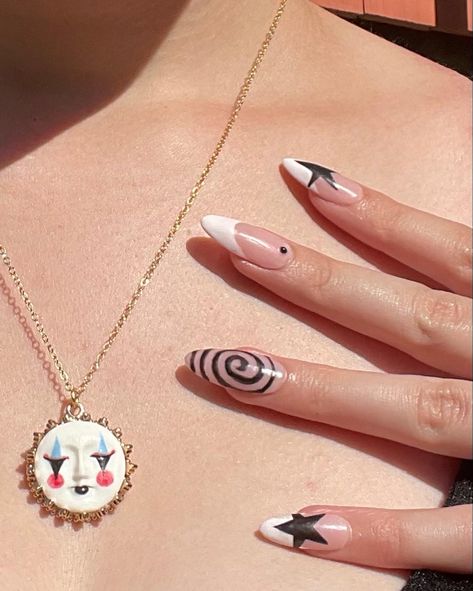 French Tips Unique, Clown Nails Aesthetic, Clown Nail Designs, Clown Themed Nails, Clown Nails Halloween, Clown Inspired Nails, Clown Core Nails, Black And White Clown Nails, Clown Almond Nails