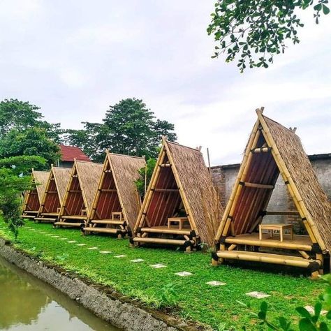 Ikan Air Tawar, Kolam Koi, Bamboo Diy, Hut House, Outdoor Restaurant Design, Bamboo House Design, Bamboo Architecture, Cafe Garden, Bamboo Decor