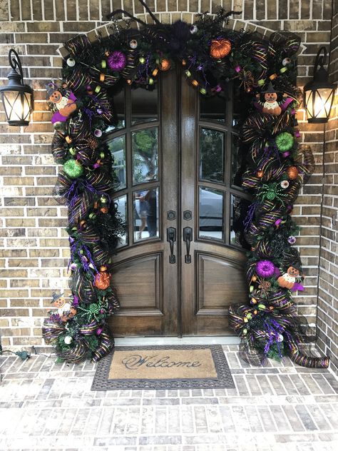 Halloween Stair Garland, Halloween Door Garland, Fun Outdoor Halloween Decor, Creative Halloween Decorations, Halloween Front Door Decorations, Halloween Themed Birthday Party, Halloween Front Porch Decor, Halloween Front Doors, Halloween Outside